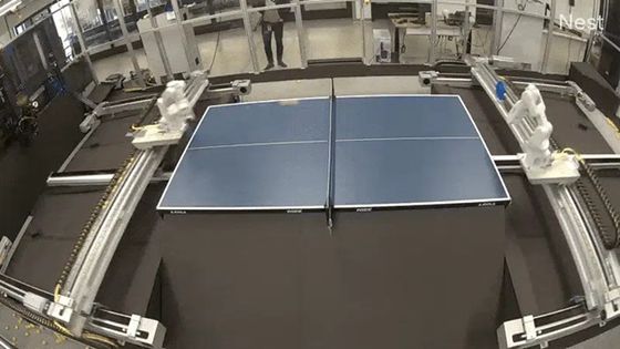 구글 딥마인드가 공개한 '탁구 로봇'. 탁구대 양쪽에 설치된 레일을 따라 움직이는 두 개의 로봇 팔끼리 공을 받아치며 랠리를 이어가고 있다. 사진 구글 딥마인드