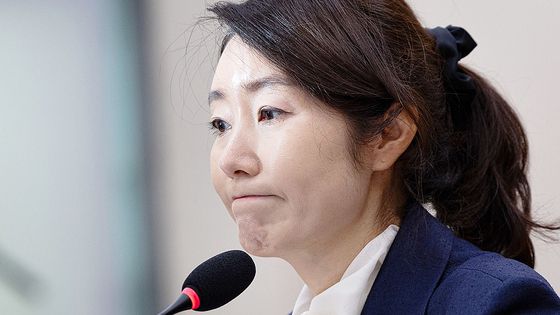 김병기 더불어민주당 대표 직무대행 겸 원내대표(오른쪽)가 22일 국회에서 열린 원내대책회의에서 문진석 원내수석부대표와 대화하고 있다. 임현동 기자