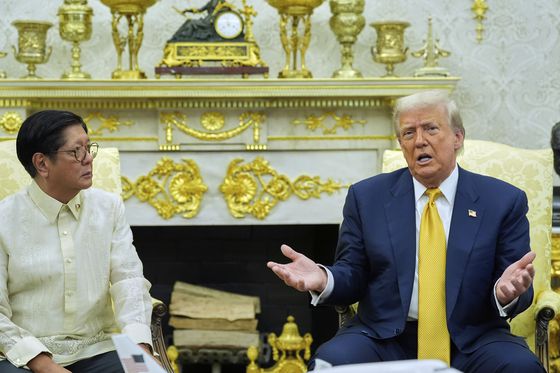 도널드 트럼프 대통령이 지난 2 월 7일(현지시간) 백악관 집무실에서 이시바 시게루 일본 총리와 정상회담을 진행하고 있다. AP=연합뉴스