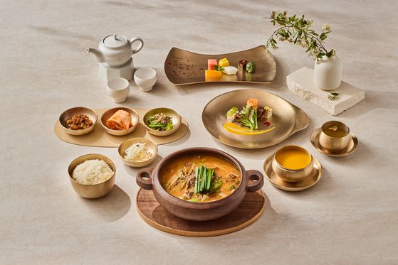 워커힐이 올 여름 보양식으로 선보인 흑염소탕 한상차림. 사진 워커힐 호텔앤리조트