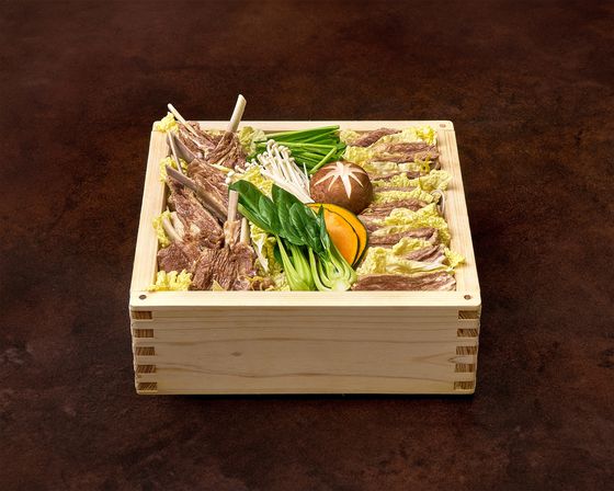 흑염소를 내세운 본흑염소 능이삼계탕의 대표 메뉴인 흑염소탕과 수육. 사진 본아이에프