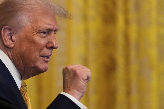 도널드 트럼프 미국 대통령이 22일(현지시간) 백악관 웨스트윙 입구에서 페르디난드 마르코스 주니어 필리핀 대통령을 가리키며 미소를 짓고 있다. AFP=연합뉴스