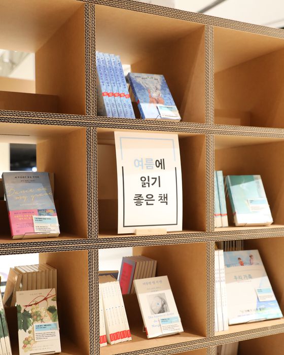 서가엔 '여름에 읽기 좋은 책', '기차에서 읽기 좋은 책' 등 팝업이 열린 용산 아이파크몰의 위치에 잘 어울리는 큐레이션이 되어 있었다. 사진 문학과지성사
