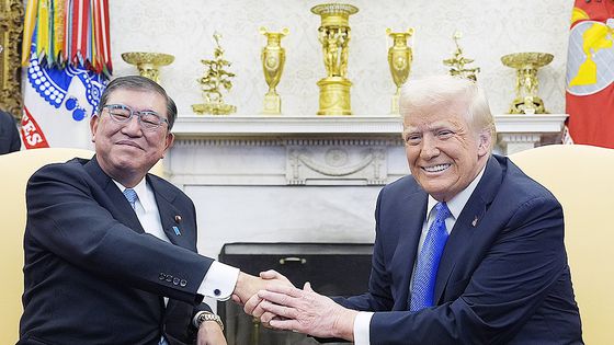 캐럴라인 레빗 백악관 대변인이 지난 7일(현지시간) 도널드 트럼프 대통령이 이재명 대통령에게 보낸 ‘상호관세 25%’ 서한을 들고 있다. AFP=연합뉴스