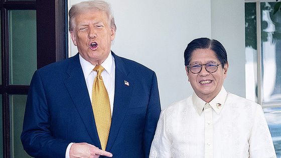 도널드 트럼프 대통령이 22일(현지시간) 워싱턴 백악관 오벌오피스에서 페르디난드 마르코스 주니어 필리핀 대통령과의 정상회담에서 상대국 정상을 옆에 앉혀둔 채 40분 가까이 자국 언론과 국내 정치 사안과 관련한 대화를 나누고 있다. AP=연합뉴스