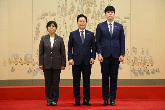 이재명 대통령이 23일 서울 용산 대통령실 청사에서 열린 임명장 및 위촉장 수여식에서 신임 국무위원, 지방시대위원장 및 가족과 기념촬영을 하고 있다. 앞줄 왼쪽부터 배경훈 과학기술정보통신부 장관 부부, 김경수 대통령 직속 지방시대위원장 부부, 이 대통령, 구윤철 경제부총리 겸 기획재정부 장관 부부, 조현 외교부 장관 부부. 뒷줄 왼쪽부터 정은경 보건복지부 장관 가족, 윤호중 행정안전부 장관 부부, 정성호 법무부 장관 부부, 김성환 환경부 장관 부부, 김영훈 고용노동부 장관 가족. 김현동 기자