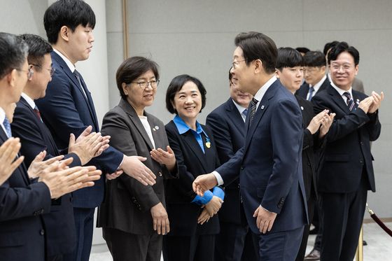이재명 대통령이 23일 서울 용산 대통령실 청사에서 열린 임명장 및 위촉장 수여식에서 정은경 보건복지부 장관에게 임명장을 수여한 뒤 정 장관의 아들과 함께 기념촬영하고 있다. 김현동 기자
