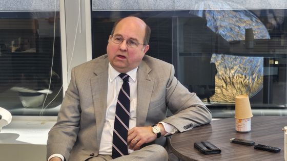 스티븐 본 전 미국무역대표부(USTR) 대표 대행은 22일(현지시간) 워싱턴 특파원들과 만나 트럼프 2기 행정부의 관세 정책에 대한 질문에 답하고 있다. 그는 통상 변호사 출신으로 트럼프 1기 때 통상정책에 깊숙이 관여한 인물이다. 워싱턴=강태화 특파원