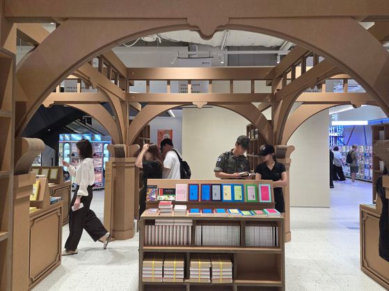 지난 11일부터 23일까지 문학과지성사가 용산아이파크몰에서 '도서전 앙코르 팝업'을 열었다. 문학과지성사 이근혜 주간은 "서가에서 착안한 디자인"이라며 "독자들이 평대에 머무르며 책을 넘겨보는 경험을 사셨으면 좋겠다"고 전했다. 최혜리 기자