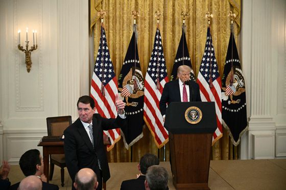 빌 해거티(공화ㆍ테네시) 미국 상원의원(왼쪽)이 18일 워싱턴 DC 백악관 이스트룸에서 도널드 트럼프 대통령이 스테이블코인을 제도화하는 지니어스 법안에 서명하기 전 엄지손가락을 치켜세우고 있다. AFP=연합뉴스