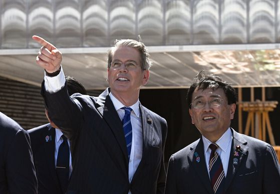 지난 19일 일본 오사카에서 열린 엑스포에 참석한 스콧 베센트 미국 재무부 장관(왼쪽)이 아카자와 료세이 일본 경제재생상 겸 무역협상 수석대표와 대화를 나누고 있다. 미일은 지난 22일 관세 협상을 마무리지었다. EPA=연합뉴스