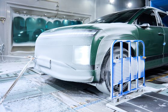 23일 현대차·기아 남양연구소 환경시험동 강설강우환경풍동에서 아이오닉9의 내구성이 측정되고 있다. 영하 30도 환경에서 20분간 눈, 비바람이 뿌려지자 차량 전면부가 얼어붙은 모습. 사진 현대차그룹