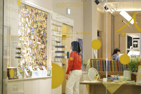 지난해 4월 망원에 열린 창비 ‘시크닉’ 팝업. [사진 창비]