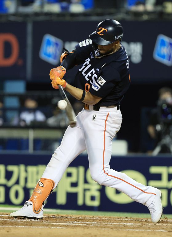 24일 잠실 두산전에서 양 팀 통틀어 가장 많은 3안타를 친 한화 리베라토. 뉴스1