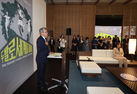 24일 서울 용산구 국립중앙박물관에서 열린 광복 80주년 특별전 '두발로 세계를 제패하다' 사전공개회에서 유홍준 국립중앙박물관장이 인사말을 하고 있다. 이날 공개회엔 장미란 문화체육관광부 차관(소파에 앉아있는 사람), 유승민 대한체육회장, 김승수·배현진 국회의원 등이 참석해 성황을 이뤘다. 연합뉴스