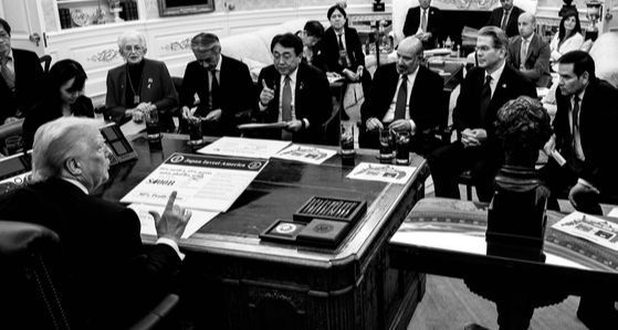 지난 22일(현지시간) 미국 워싱턴DC 백악관에서 열린 미일 관세협상 장면. 도널드 트럼프 미국 대통령 자리에 숫자가 적힌 판이 놓여있다. 일본 대표로 협상에 참석한 아카자와 료세이 경제재생담당상이 트럼프 대통령 맞은편에 앉아있다. 백악관 부비서실장 엑스(X) 캡처