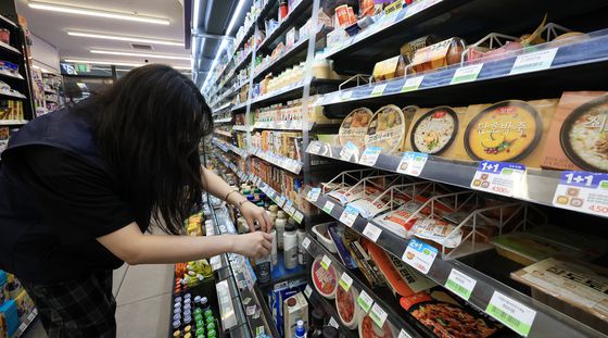 24일 서울 시내 한 편의점에서 직원이 진열된 제품을 정리하고 있다.  [뉴스1]