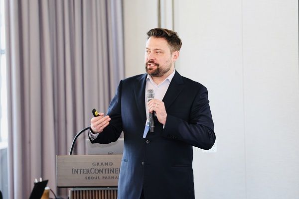 캘럽 스나이더(Caleb Snider), 아시아 사장(Managing Director, Asia)이 서울 살롱에서 오픈 엑세스에 대해서 발표하고 있다. (사진 제공=엠디피아이코리아)