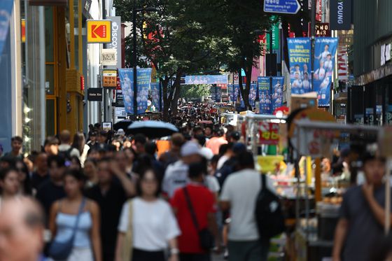 정부는 국민 1인당 기본 15만원을 지급하는 '민생회복 소비쿠폰' 1차 신청을 받고 있다. 사진은 서울 중구 명동 거리. [연합뉴스]