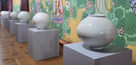 조선시대의 달항아리를 똑같이 재현했다는 평가를 받는 도예가 양구 선생님의 달항아리가 전시가 성남 대광사에서 열렸다. 부처님을 모시는 법당 안에 열리는 이색 전시였다.  사진 황정옥