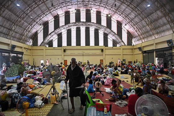 25일 태국 국경지역인 수린의 수린드라 하자브하트 대학 내 체육관으로 피난 온 태국 피난민들. AFP=연합뉴스