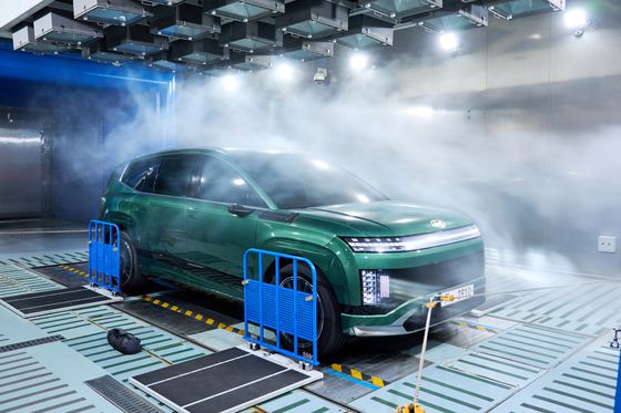 현대차·기아 남양연구소에 있는 환경 풍동 챔버는 시험 환경에 따라 고온 풍동, 저온 풍동, 강설 풍동으로 구분돼 차량의 다양한 사용 조건을 재현한다. 실제로 이곳에서는 시속 200㎞ 강풍, 영하 30℃ 혹한 지역의 강설 환경 등 세계 각지의 극단적인 기후를 그대로 구현할 수 있다. [사진 현대차·기아]