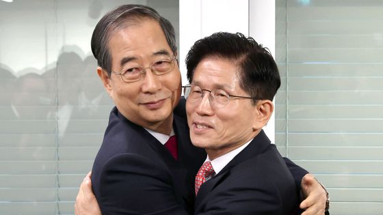 11일 강원 속초시청 대회의실에서 열린 속초시 콤팩트시티 사업 설명회에서 국민의힘 소속 이양수 의원이 지역 주민들에게 인사하고 있다. 연합뉴스