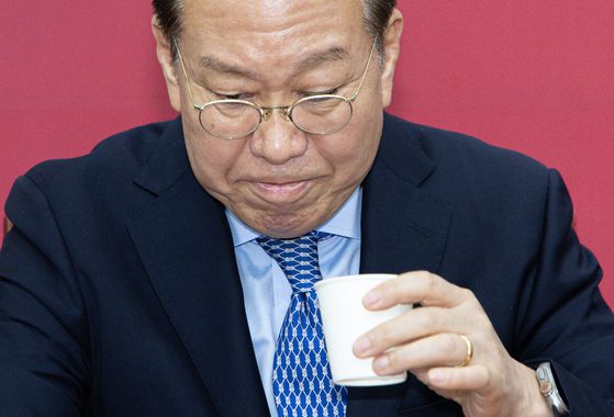 국밈의힘 권성동 원내대표(왼쪽)가 6월 5일 국회 본회의장에서 권영세 전 비대위원장과 대화하고 있다. 임현동 기자.