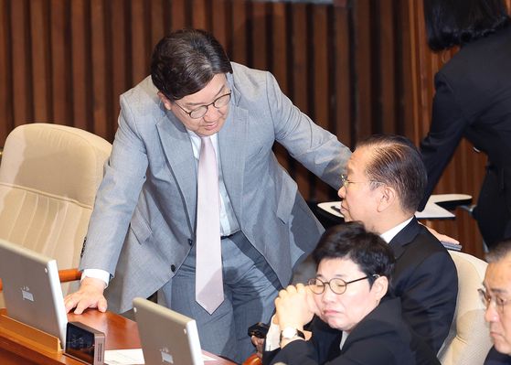 김문수 국민의힘 대선후보와 한덕수 전 국무총리가 5월 11일 서울 여의도 국민의힘 대선후보 사무실에서 회동을 마친 뒤, 포옹하고 있다.