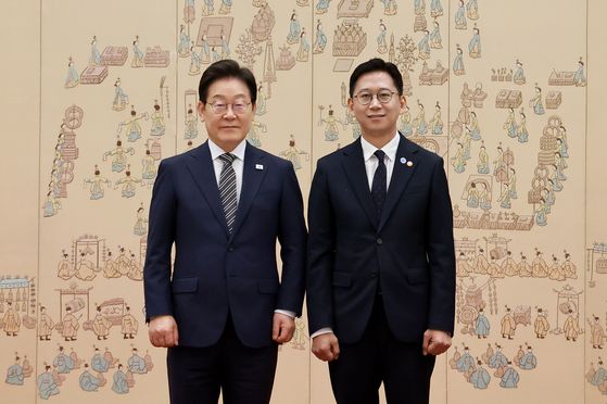 이재명 대통령과 배경훈 과학기술정보통신부 장관이 지난 23일 대통령실 청사에서 열린 임명장 및 위촉장 수여식에서 기념촬영을 하고 있다. 뉴시스