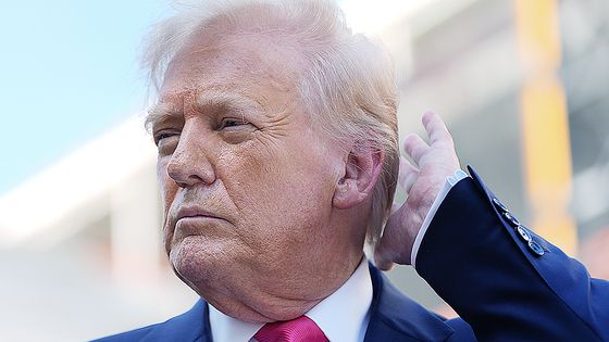 도널드 트럼프 미국 대통령이 24일(현지시간) 미국 워싱턴에 위치한 연방준비제도이사회 본부 공사 현장에서 제롬 파월 의장에게 공사비와 관련한 문서를 건네며 과도한 공사비 문제를 지적하고 있다. 로이터=연합뉴스