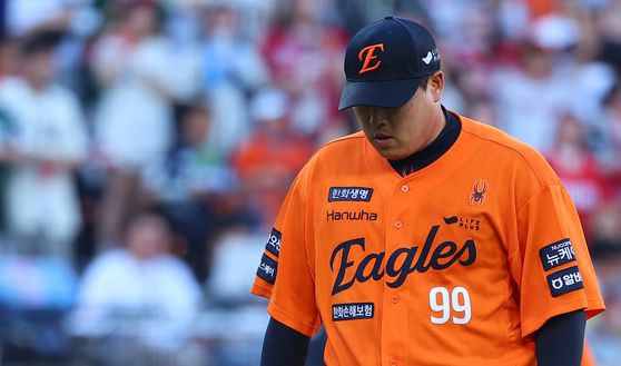 26일 SSG 김광현과의 첫 선발 맞대결에서 완패한 한화 류현진. 연합뉴스