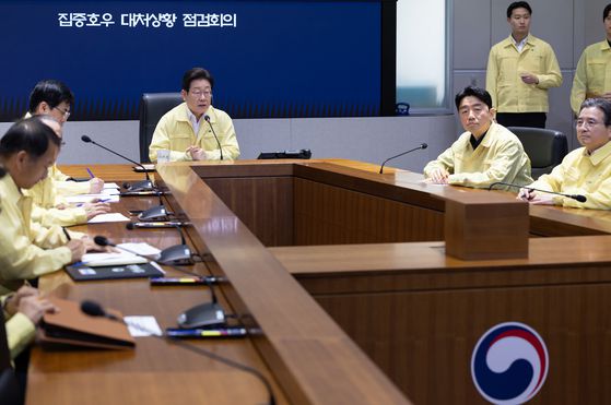 2020년 3월 2일 이재명 당시 경기지사가 경기도 가평 신천지 연수원을 기습한 모습. 사진 JTBC 뉴스룸 캡처