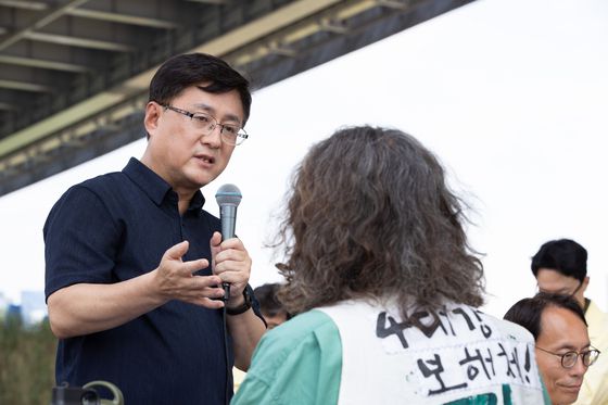 김성환 환경부 장관이 지난 24일 세종시 한솔동에서 금강 세종보 재가동 중단을 요구하며 농성 중인 환경단체 관계자들과 만나 대화를 나누고 있다. 뉴스1