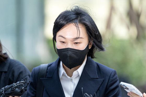 김건희 여사 수행비서 유경옥 전 행정관이 25일 오전 서울 종로구에 마련된 김건희 특검팀(특별검사 민중기) 사무실로 조사를 받기 위해 출석하고 있다. 뉴스1