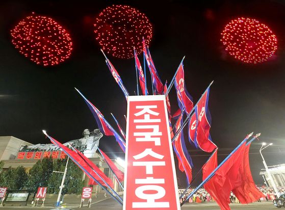 북한 노동당 기관지 노동신문은 평양시 청년학생들의 야회가 26일 김일성광장에서 진행됐다고 27일 보도했다.   노동신문=뉴스1