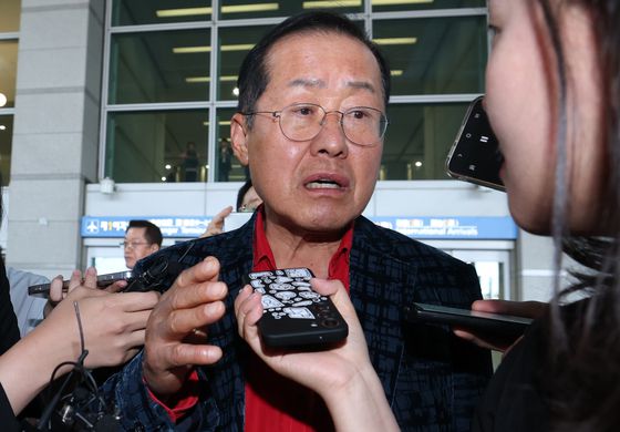 국민의힘 대선 경선에서 탈락한 뒤 하와이로 떠났던 홍준표 전 대구시장이 지난달 17일 인천국제공항을 통해 귀국해 인터뷰를 하고 있다. 뉴스1