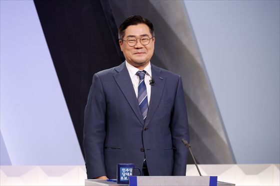 더불어민주당 박찬대 당대표 후보가 27일 서울 여의도 KBS 신관 공개홀에서 열린 TV토론회에 참석해 시작을 기다리고 있다. 연합뉴스