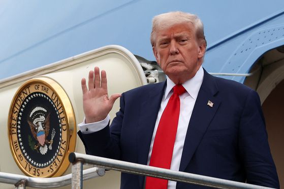 도널드 트럼프 미국 대통령이 25일 영국 스코틀랜드 프레스트윅의 글래스고 프레스트윅 공항에서 에어포스원에서 내리며 손을 흔들고 있다. 로이터=연합뉴스