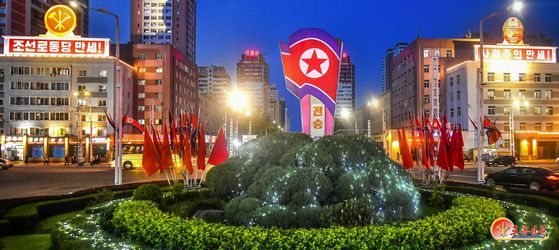북한 노동당 기관지 노동신문은 27일 "조국해방전쟁(한국전쟁)승리 72돌 경축행사 준비사업이 당과 국가의 깊은 관심 속에 적극 추진됐다"며 평양 거리들이 '황홀한 불장식과 직관물들'로 이채롭게 단장됐다고 선전했다. 노동신문=뉴습