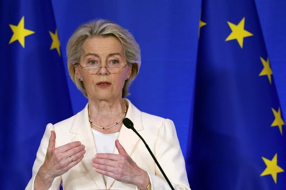 미ㆍ중 무역 협상을 이끄는 스콧 베선트 미국 재무부 장관(왼쪽)과 허리펑 중국 국무원 부총리가 지난달 9일(현지시간) 영국 런던에서 만나 악수하고 있다. AFP=연합뉴스