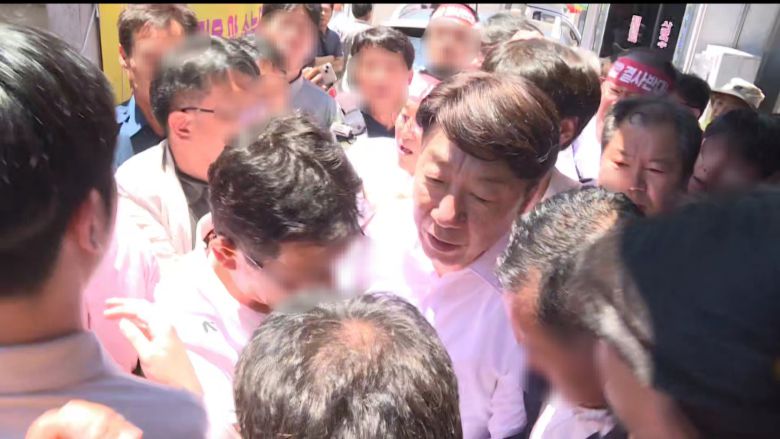 전주·완주 행정 통합을 추진 중인 김관영 전북지사(왼쪽)가 지난 21일 완주군 삼례읍 행정복지센터에서 전입 신고를 하자 유의식 완주군의장(오른쪽)이 거세게 항의하고 있다. 연합뉴스