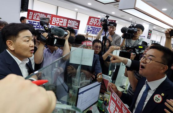 전북 전주·완주 통합을 추진 중인 김관영 전북도지사의 '도민과의 대화'가 예정된 지난달 25일 완주군청사 앞에서 완주군의회 의원 10명이 통합을 반대하며 삭발하고 있다. 연합뉴스