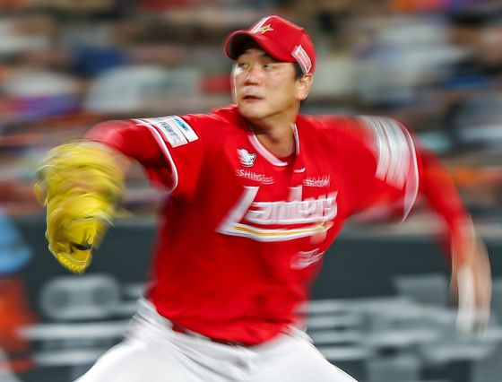 지난 26일 한화 류현진과의 첫 선발 맞대결에서 완승한 SSG 김광현. 연합뉴스