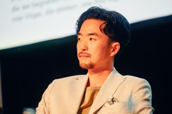 『죽음의 자서전』 속 서른 여섯번째 시 ‘아님’에는 ‘아님’의 수많은 변형을 외는 구절이 있다. 박술은 이 부분을 옮기며 시집 전체를 번역할 수 있고, 반드시 해야겠다는 확신을 느꼈다. ‘경계언어의 모순들과 번역의 문제’를 다룬 그의 박사논문 주제와 정확히 연결됐기 때문이다. 사진 HKW