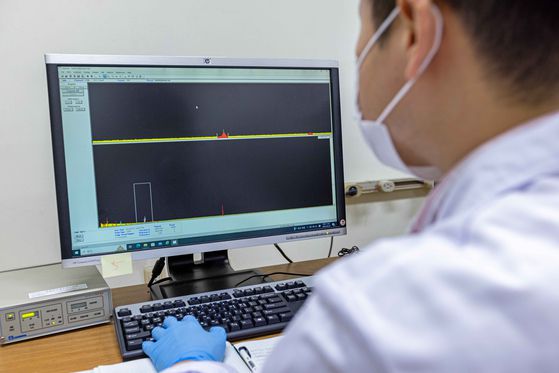 KINS 연구원이 핵종분석기를 통한 해수샘플 분석결과를 확인하고 있다. 사진 KINS