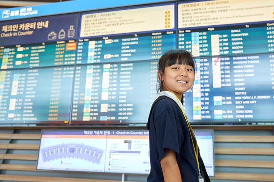 고가람 학생기자가 여행 떠나기 전 설레는 여행객처럼 제2여객터미널 3층 출국장에 설치된 대형 전광판 앞에 섰다.