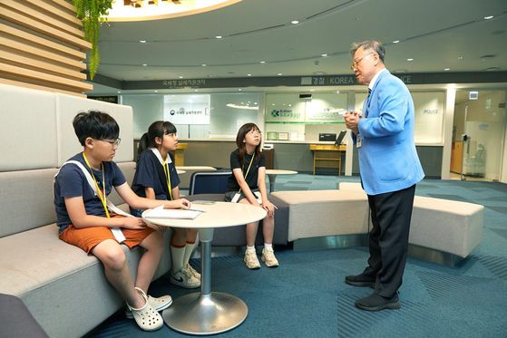 제2여객터미널 2층에 있는 정부행정센터는 출입국 관련 업무, 병무 민원, 유실물 관리 등 다양한 정부 행정업무를 처리할 수 있다. 정부행정센터를 찾은 소중 학생기자단에게 설명하는 김형전 해설사.