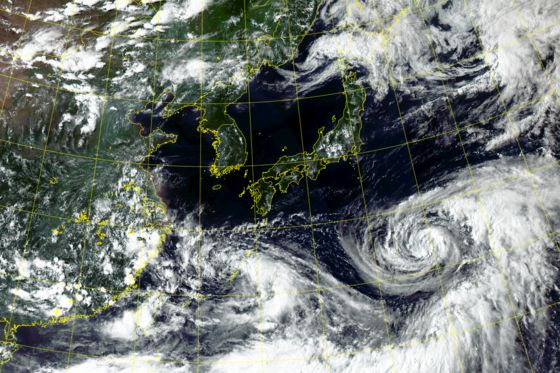 천리안 2A호 위성으로 본 한반도 주변 모습. 한반도를 중심으로 고기압이 자리 잡으면서 구름 없는 맑은 날씨가 이어지는 가운데, 남쪽에서 발생한 두 개의 태풍이 고기압에 막혀 접근하지 못하고 있다. 기상청 제공