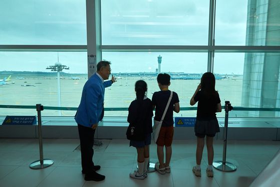 제2여객터미널 4층 전망대에서는 활주로를 비롯해 관제탑, 비행기 등을 볼 수 있으며 인천국제공항 역사에관한 설명도 있다.